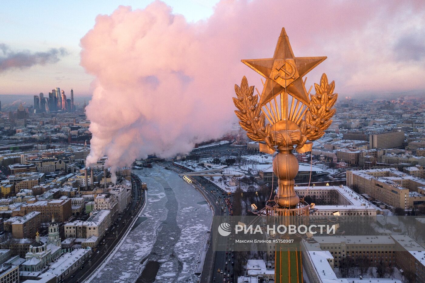 Высотка на Котельнической набережной в Москве