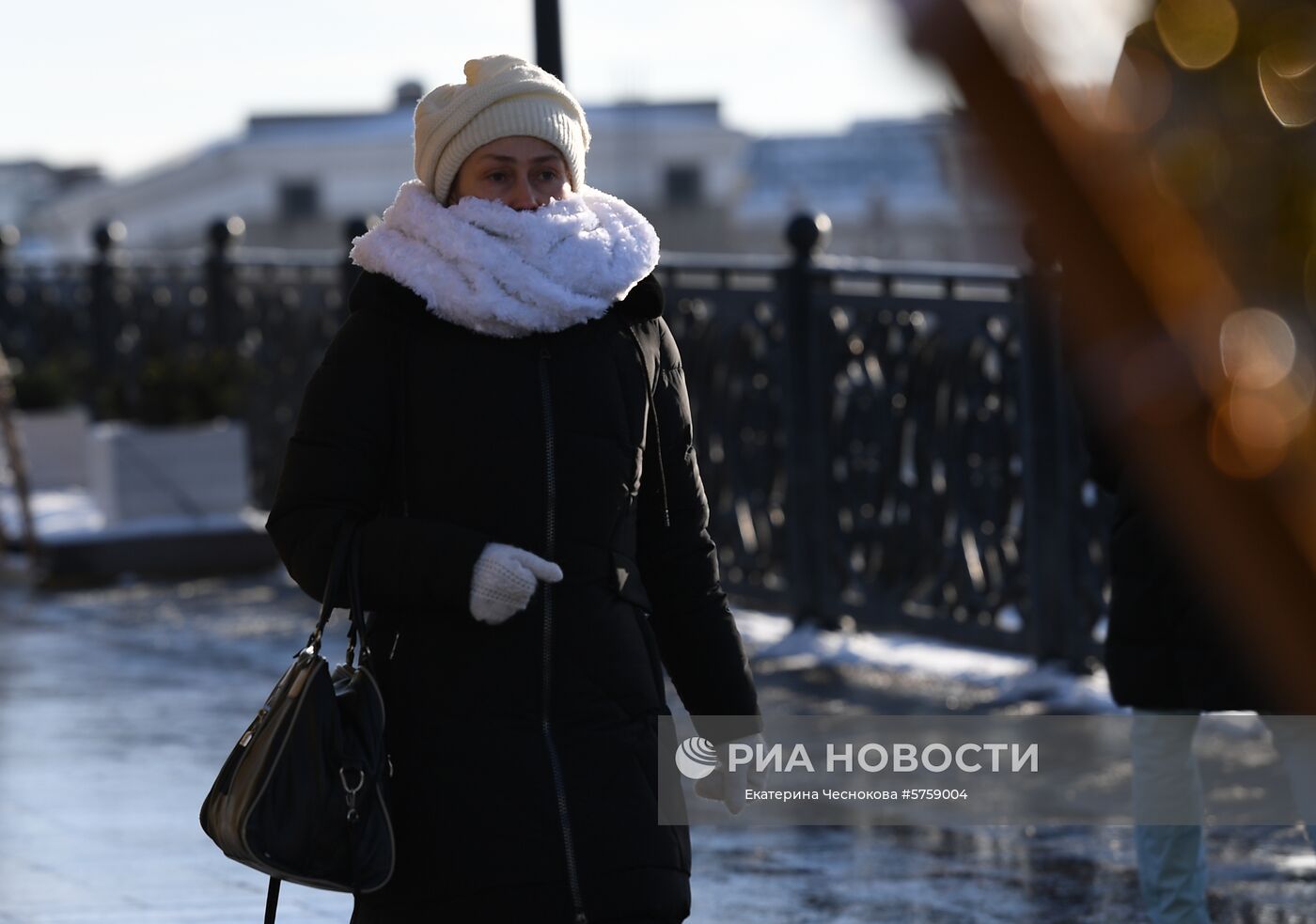 Прохожие в Москве. По данным центра погоды "Фобос", температура воздуха в столице на уровне 12-14 градусов ниже нуля. Место: Россия, Москва. Автор: Екатерина Чеснокова/РИА Новости. Мороз в Москве