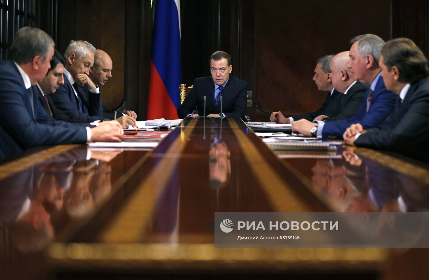 Премьер-министр РФ Д. Медведев провел совещание по вопросу развития "Роскосмоса"