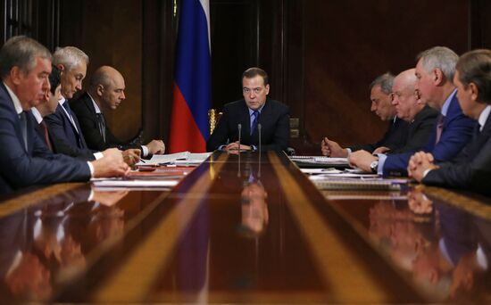 Премьер-министр РФ Д. Медведев провел совещание по вопросу развития "Роскосмоса"