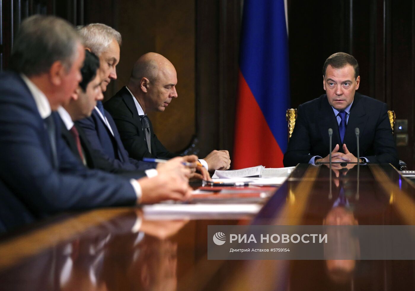 Премьер-министр РФ Д. Медведев провел совещание по вопросу развития "Роскосмоса"
