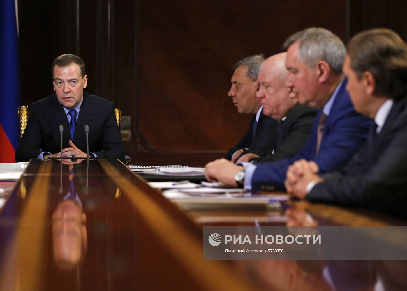 Премьер-министр РФ Д. Медведев провел совещание по вопросу развития "Роскосмоса"