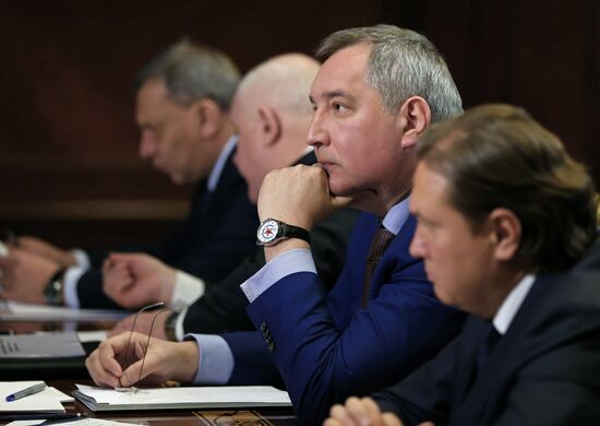 Премьер-министр РФ Д. Медведев провел совещание по вопросу развития "Роскосмоса"