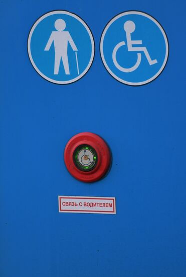 Кнопки открытия дверей заработали в московских автобусах и электробусах