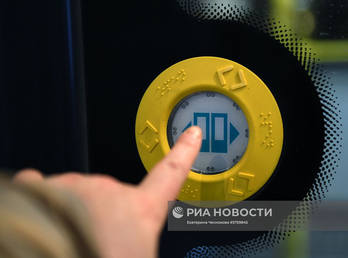 Кнопки открытия дверей заработали в московских автобусах и электробусах
