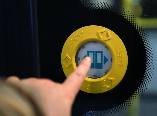 Кнопки открытия дверей заработали в московских автобусах и электробусах