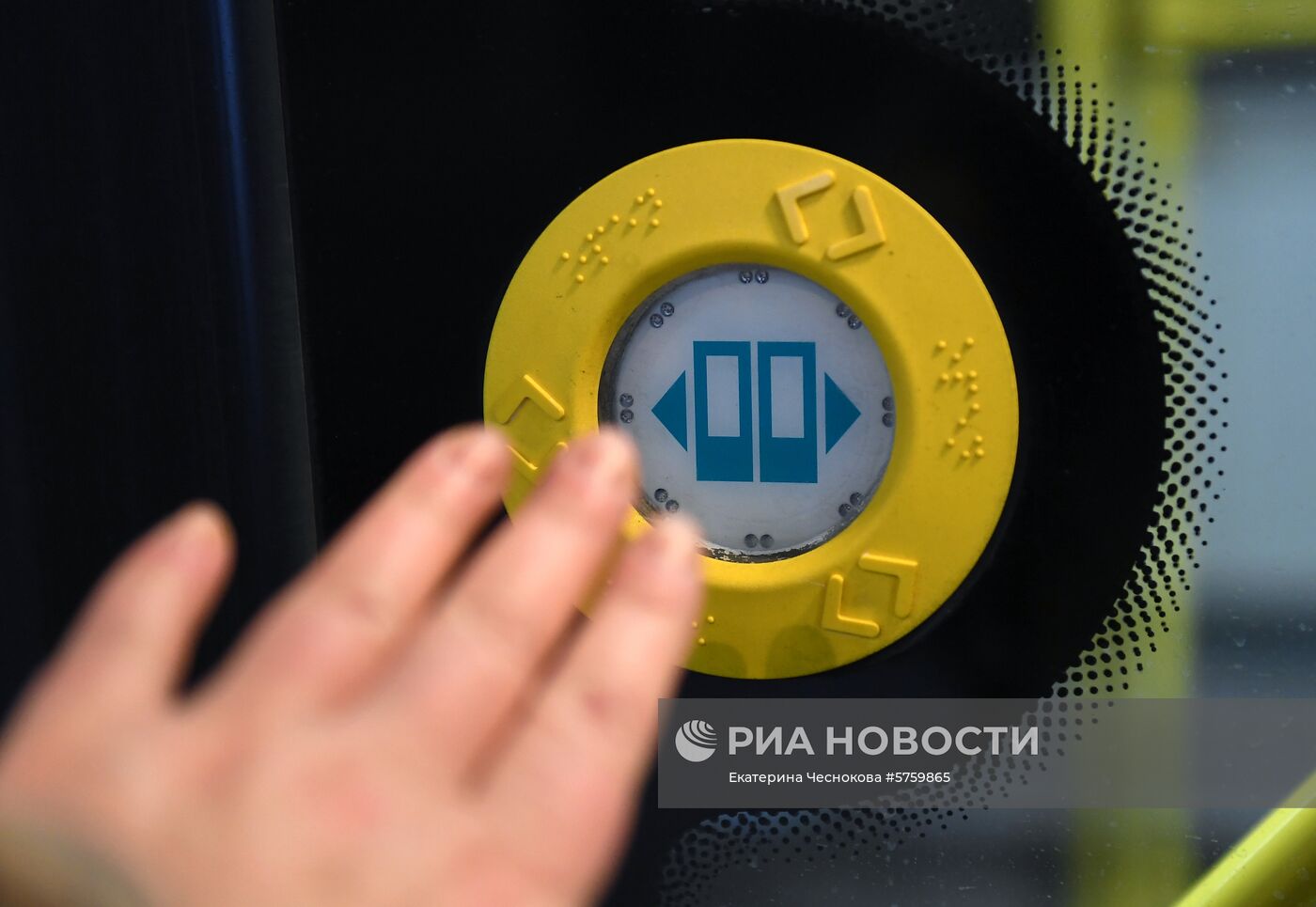 Кнопки открытия дверей заработали в московских автобусах и электробусах