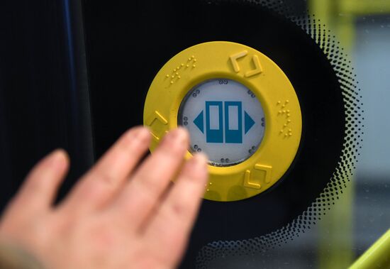 Кнопки открытия дверей заработали в московских автобусах и электробусах