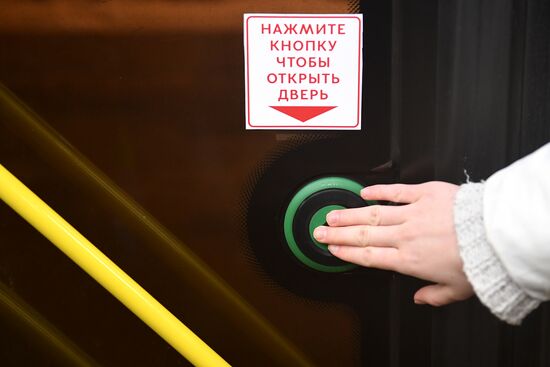 Кнопки открытия дверей заработали в московских автобусах и электробусах