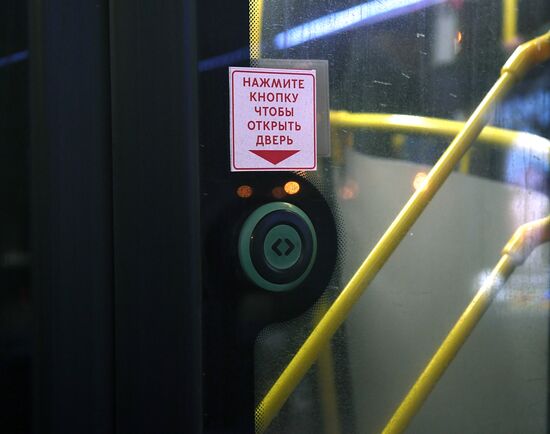 Кнопки открытия дверей заработали в московских автобусах и электробусах