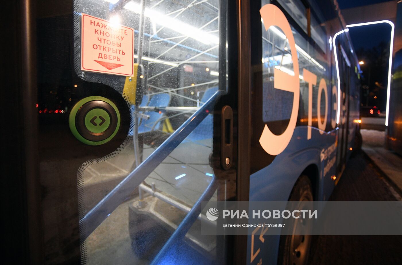 Кнопки открытия дверей заработали в московских автобусах и электробусах