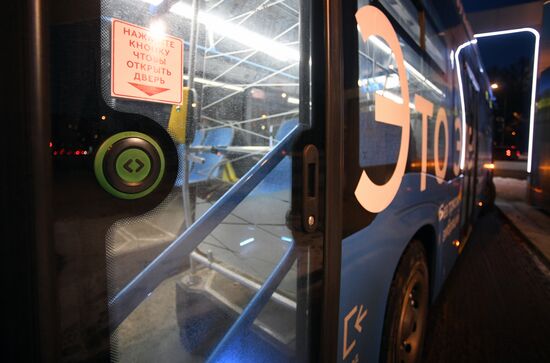 Кнопки открытия дверей заработали в московских автобусах и электробусах