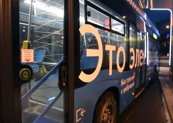 Кнопки открытия дверей заработали в московских автобусах и электробусах