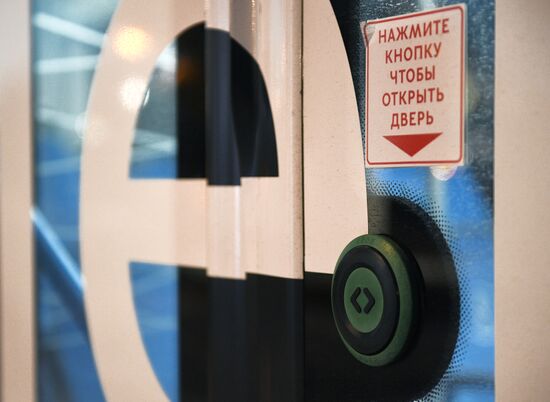 Кнопки открытия дверей заработали в московских автобусах и электробусах