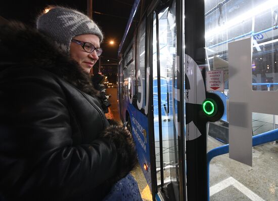 Кнопки открытия дверей заработали в московских автобусах и электробусах