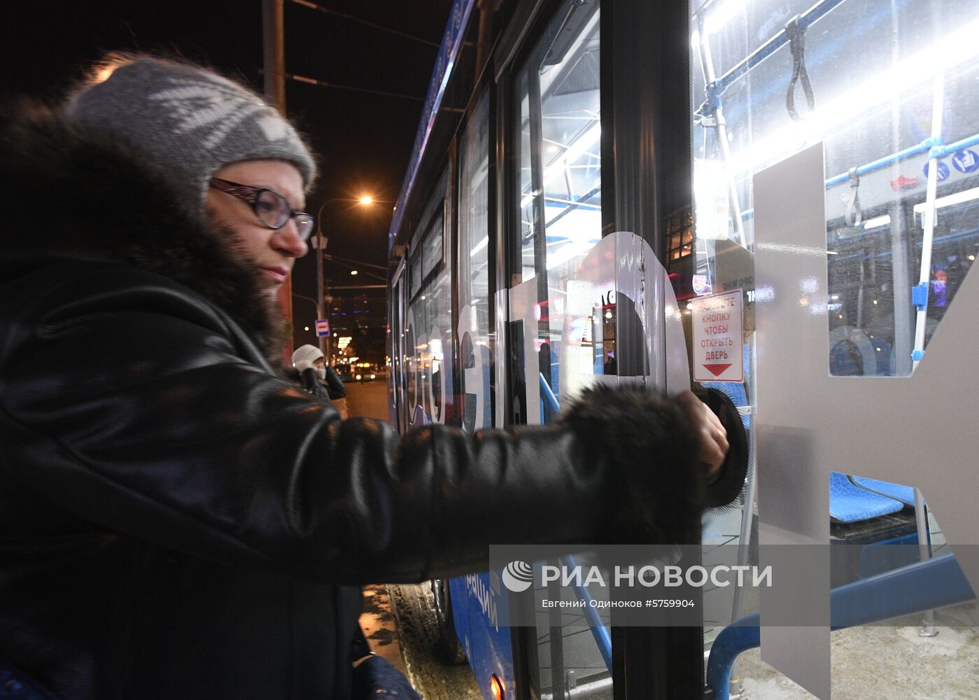 Кнопки открытия дверей заработали в московских автобусах и электробусах