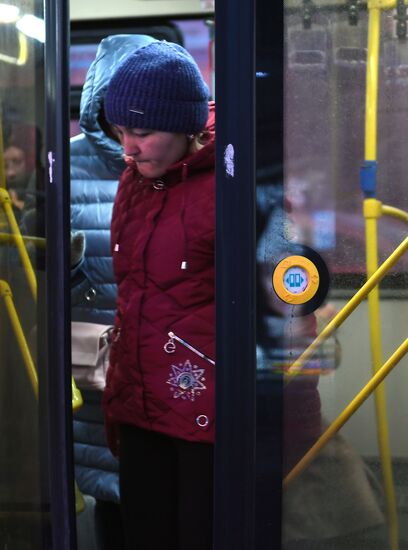 Кнопки открытия дверей заработали в московских автобусах и электробусах