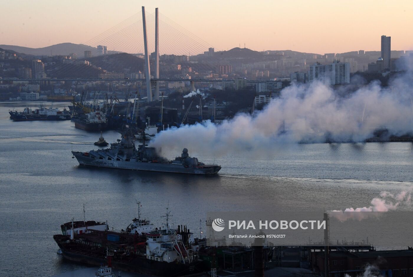 Встреча отряда боевых кораблей ТОФ в порту Владивостока