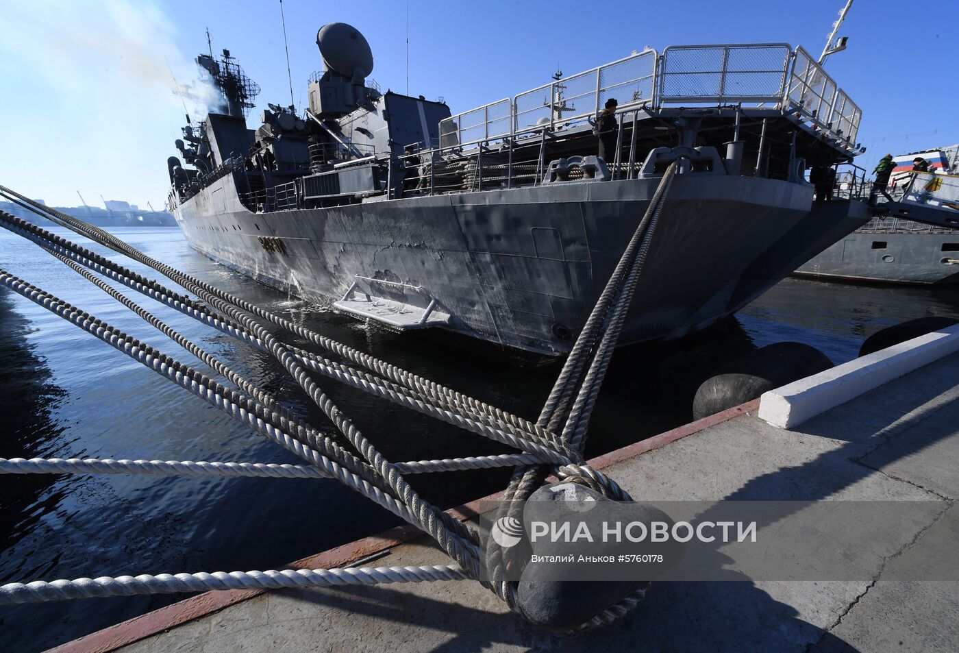 Встреча отряда боевых кораблей ТОФ в порту Владивостока