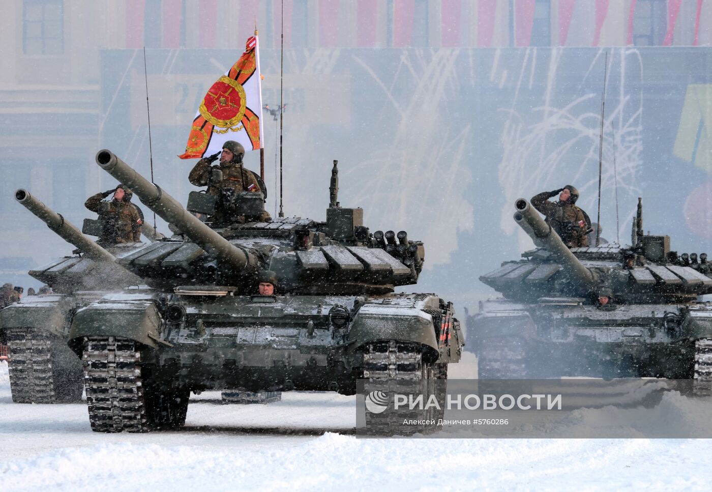 Танки Т-72Б3 во время репетиции парада в честь 75-летия снятия блокады Ленинграда на Дворцовой площади в Санкт-Петербурге. Место: Россия, Санкт-Петербург. Автор: Алексей Даничев/РИА Новости. Генеральная репетиция парада в честь 75-летия снятия блокады Ленинграда
