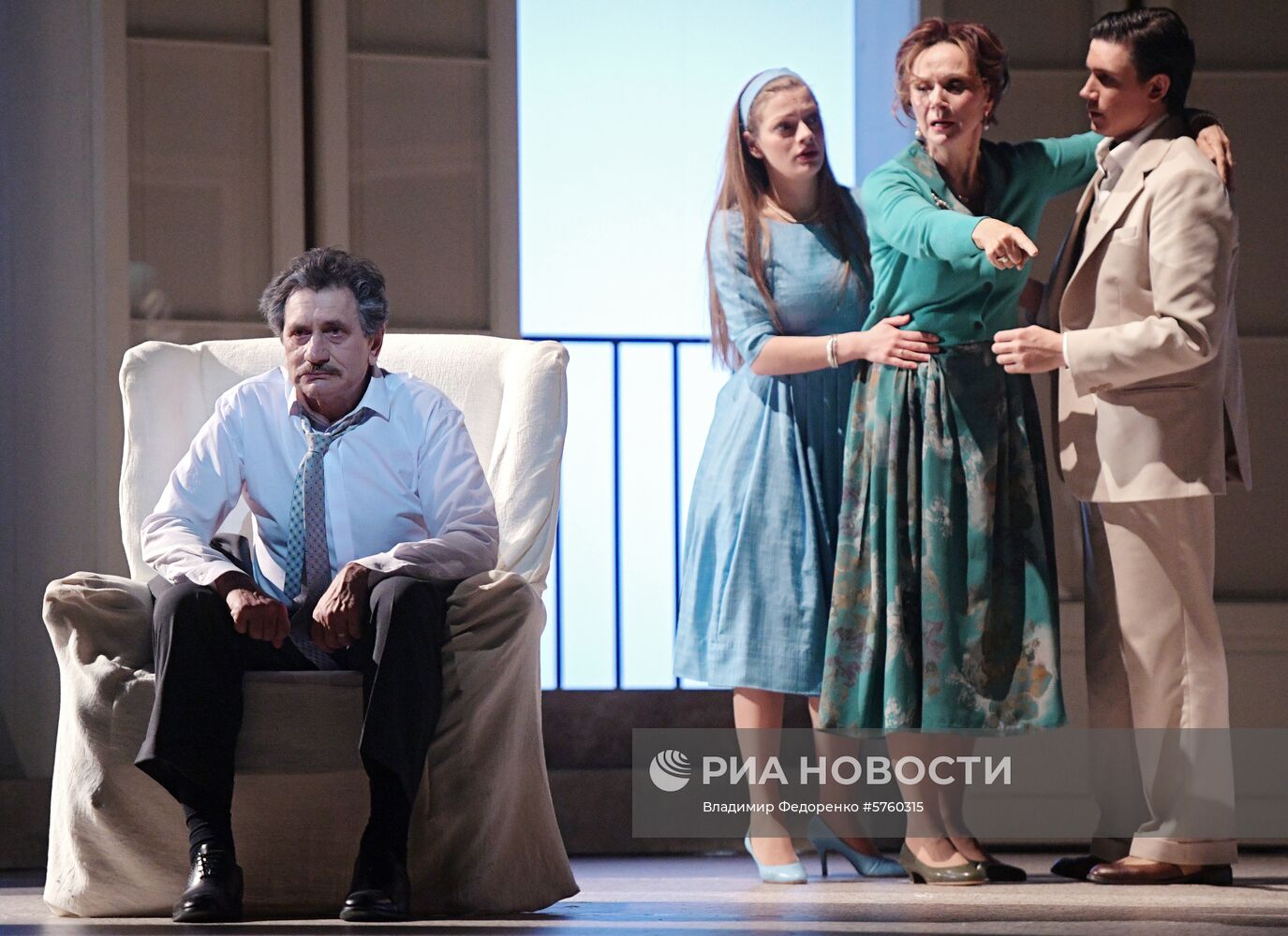 Спектакль "Суббота, воскресенье, понедельник" в театре им. Е. Вахтангова