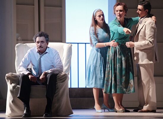 Спектакль "Суббота, воскресенье, понедельник" в театре им. Е. Вахтангова