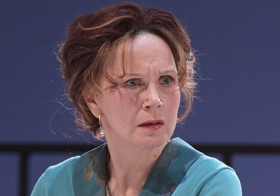 Спектакль "Суббота, воскресенье, понедельник" в театре им. Е. Вахтангова