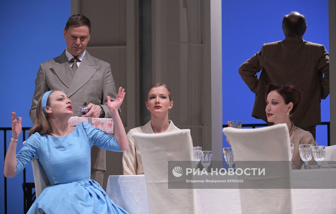 Спектакль "Суббота, воскресенье, понедельник" в театре им. Е. Вахтангова