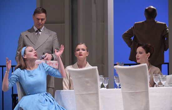 Спектакль "Суббота, воскресенье, понедельник" в театре им. Е. Вахтангова