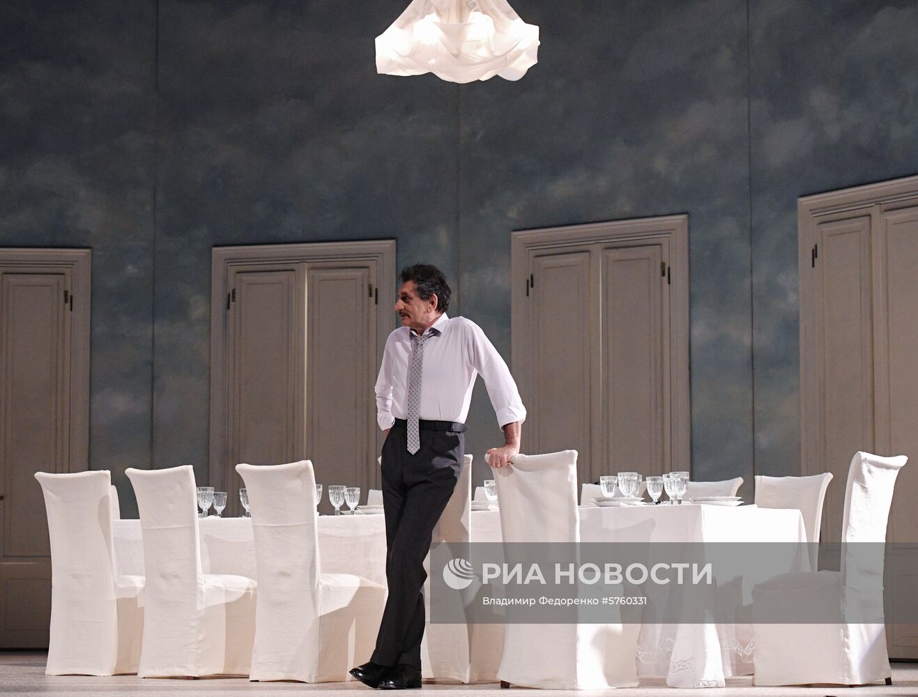 Спектакль "Суббота, воскресенье, понедельник" в театре им. Е. Вахтангова