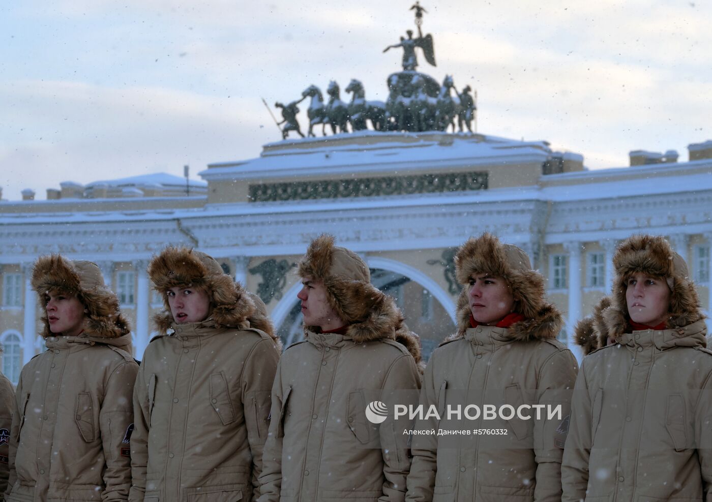 Юнармейцы во время генеральной репетиции парада в честь 75-летия снятия блокады Ленинграда на Дворцовой площади в Санкт-Петербурге. Место: Россия, Санкт-Петербург. Автор: Алексей Даничев/РИА Новости. Генеральная репетиция парада в честь 75-летия снятия блокады Ленинграда