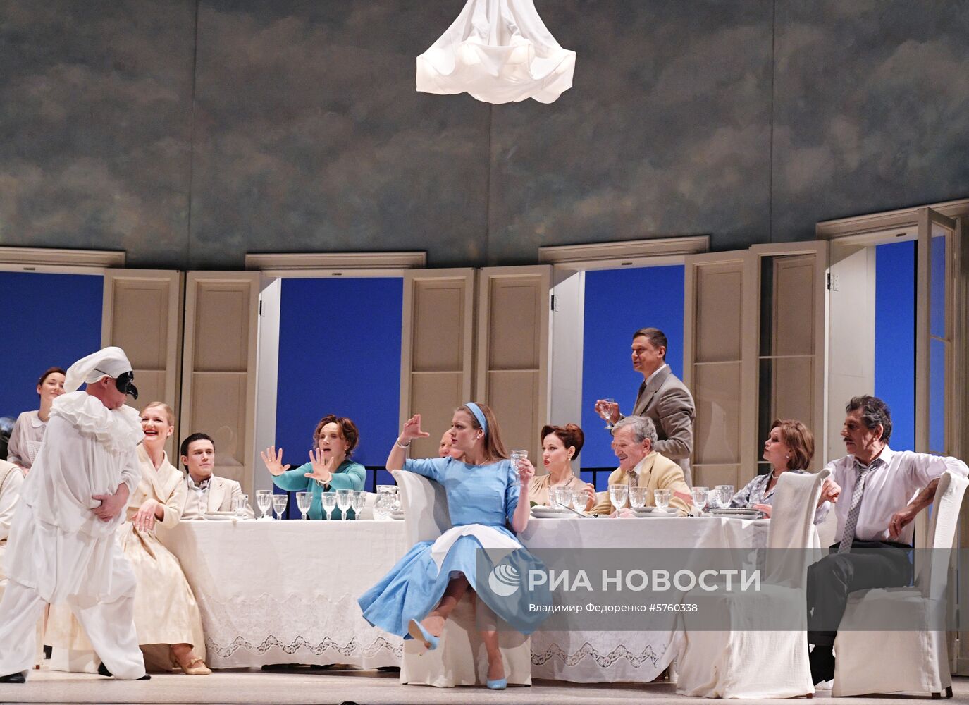 Спектакль "Суббота, воскресенье, понедельник" в театре им. Е. Вахтангова