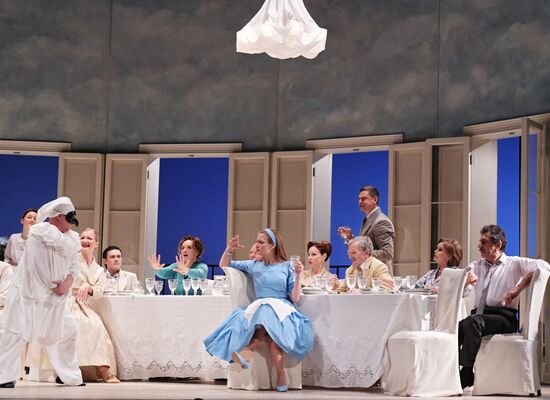 Спектакль "Суббота, воскресенье, понедельник" в театре им. Е. Вахтангова