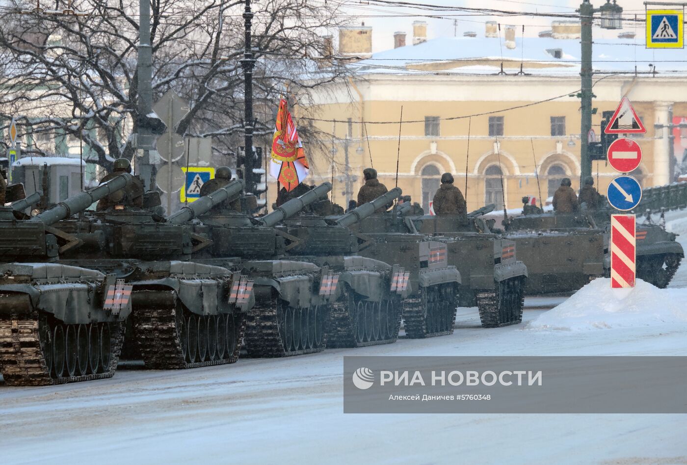 Танки Т-72Б3 после генеральной репетиции парада в честь 75-летия снятия блокады Ленинграда на Дворцовой площади в Санкт-Петербурге. Место: Россия, Санкт-Петербург. Автор: Алексей Даничев/РИА Новости. Генеральная репетиция парада в честь 75-летия снятия блокады Ленинграда