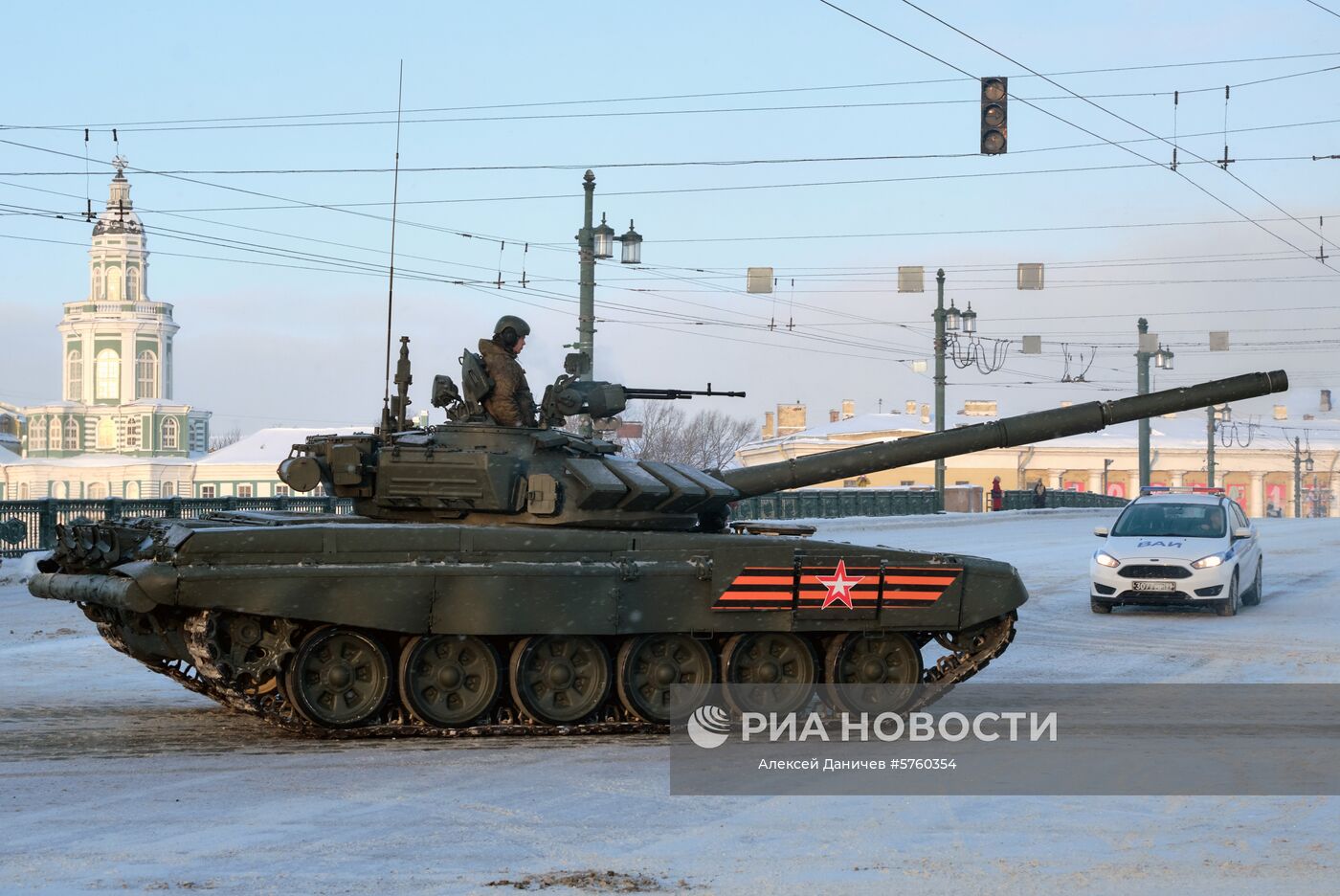 Танк Т-72Б3 после генеральной репетиции парада в честь 75-летия снятия блокады Ленинграда на Дворцовой площади в Санкт-Петербурге. Место: Россия, Санкт-Петербург. Автор: Алексей Даничев/РИА Новости. Генеральная репетиция парада в честь 75-летия снятия блокады Ленинграда