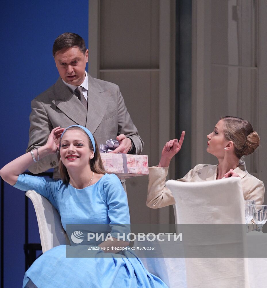 Спектакль "Суббота, воскресенье, понедельник" в театре им. Е. Вахтангова