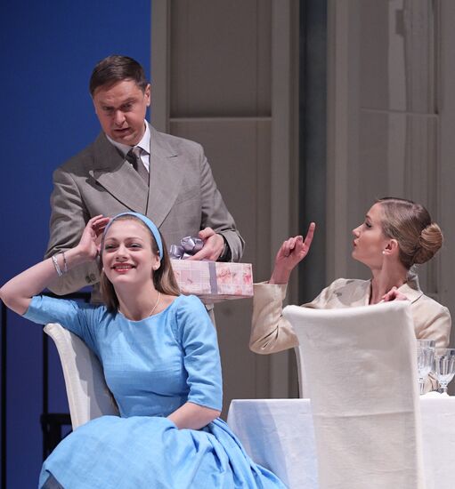 Спектакль "Суббота, воскресенье, понедельник" в театре им. Е. Вахтангова