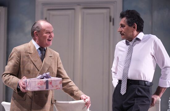 Спектакль "Суббота, воскресенье, понедельник" в театре им. Е. Вахтангова