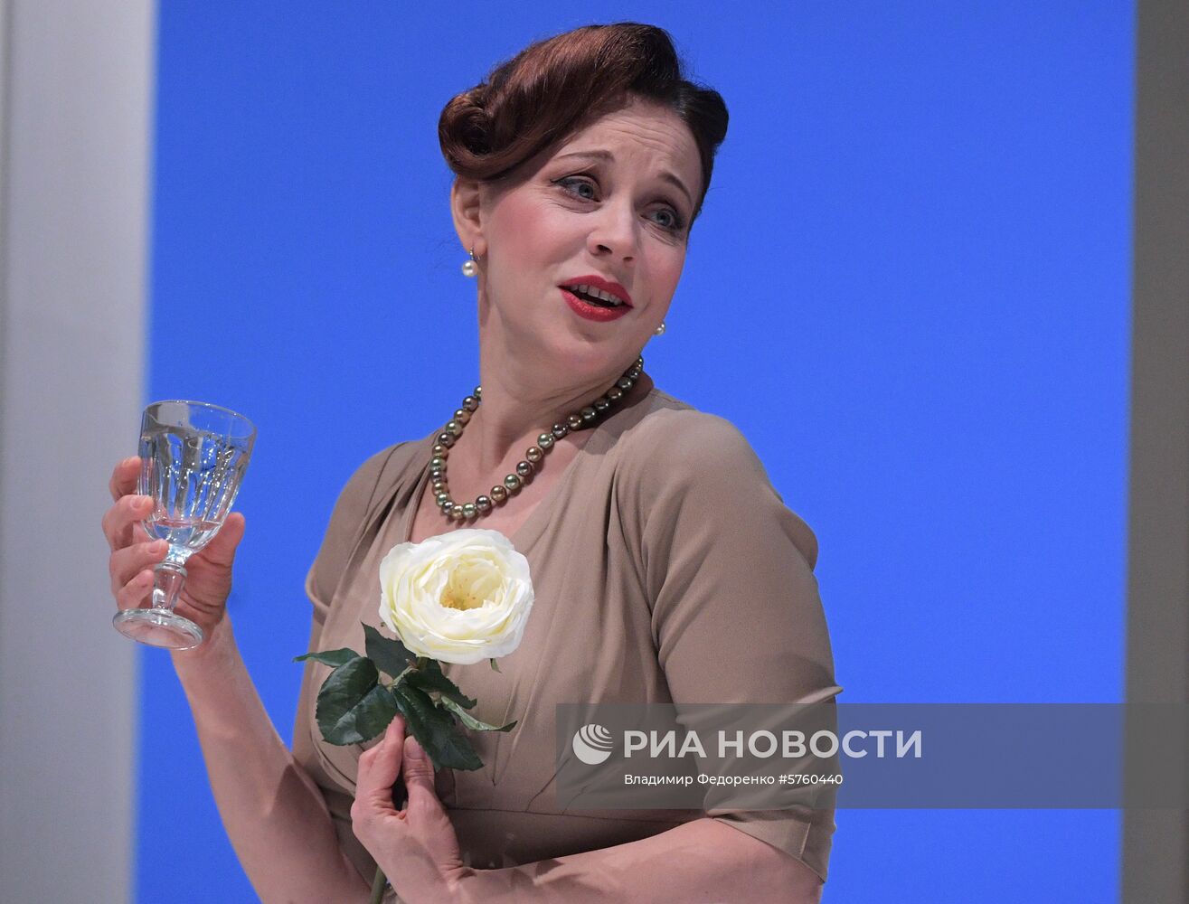 Спектакль "Суббота, воскресенье, понедельник" в театре им. Е. Вахтангова