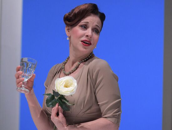 Спектакль "Суббота, воскресенье, понедельник" в театре им. Е. Вахтангова