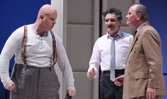 Спектакль "Суббота, воскресенье, понедельник" в театре им. Е. Вахтангова