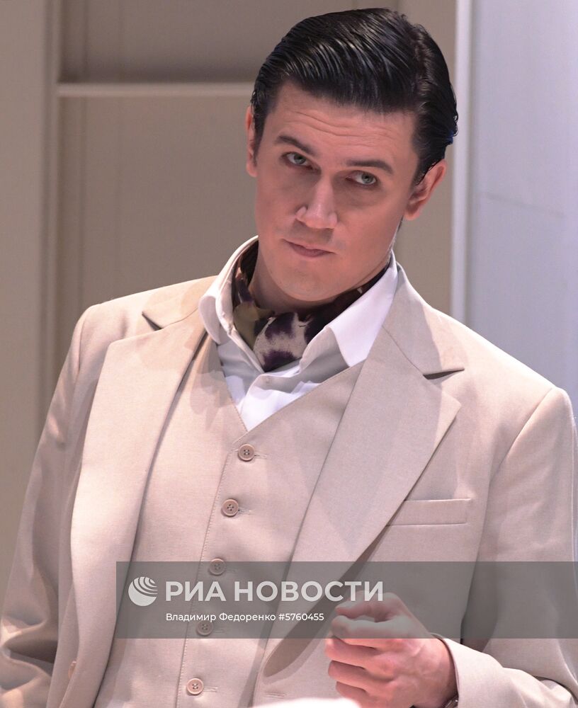 Спектакль "Суббота, воскресенье, понедельник" в театре им. Е. Вахтангова