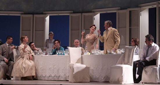 Спектакль "Суббота, воскресенье, понедельник" в театре им. Е. Вахтангова