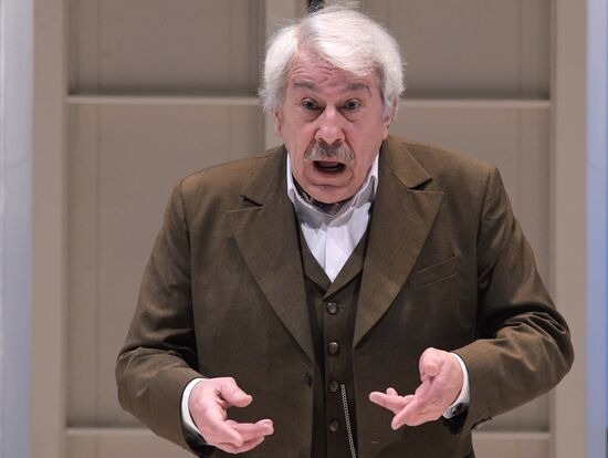 Спектакль "Суббота, воскресенье, понедельник" в театре им. Е. Вахтангова