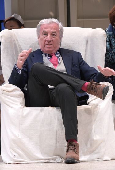 Спектакль "Суббота, воскресенье, понедельник" в театре им. Е. Вахтангова