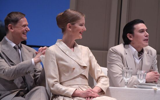 Спектакль "Суббота, воскресенье, понедельник" в театре им. Е. Вахтангова