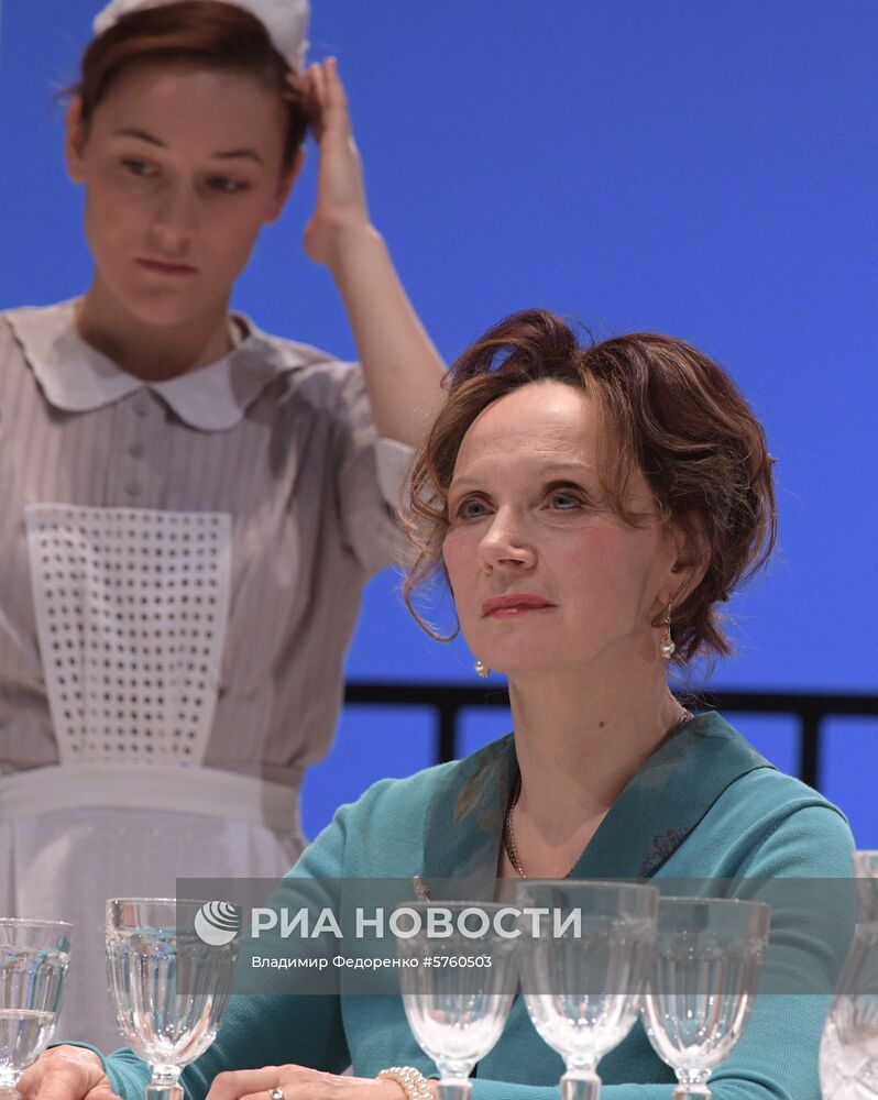 Спектакль "Суббота, воскресенье, понедельник" в театре им. Е. Вахтангова