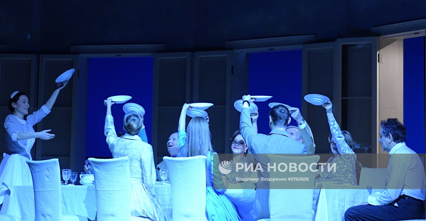 Спектакль "Суббота, воскресенье, понедельник" в театре им. Е. Вахтангова