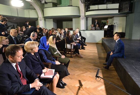 Премьер-министр РФ Д. Медведев посетил Учебный театр ГИТИСа 