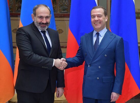 Премьер-министр РФ Д. Медведев встретился с премьер-министром Армении Н. Пашиняном 